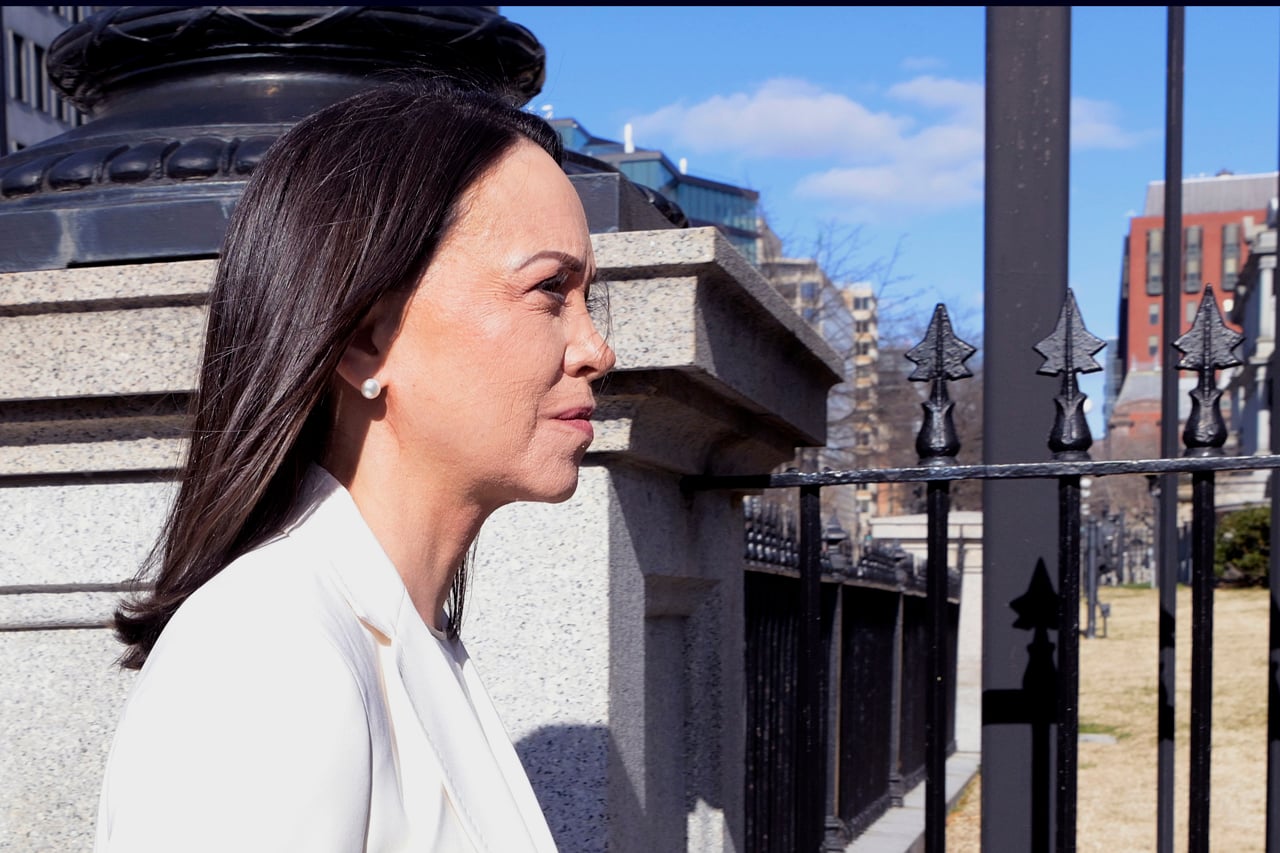 "La Extraña Amistad: Trump Revela Detalles Inéditos sobre Su Supuesta 'Obsequia' con María Corina Machado, Vencedora del Premio Nobel de la Paz"