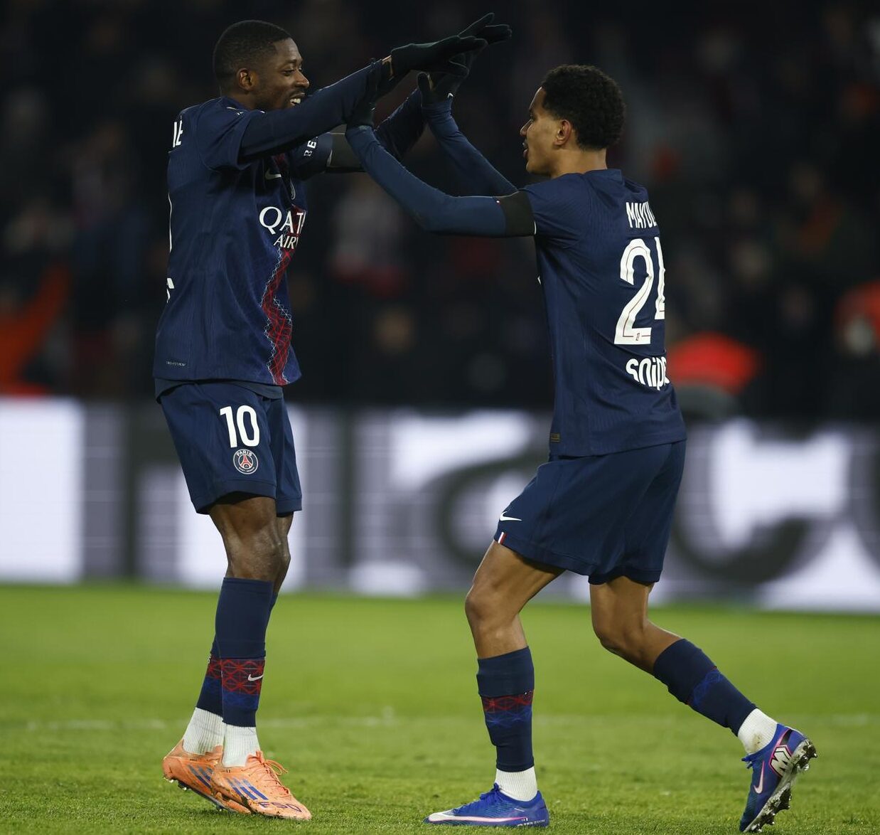 El líder absoluto del París Saint-Germain, Dembélé, asegura la lucha por el título de la Ligue 1 con un golazo en la recta final.