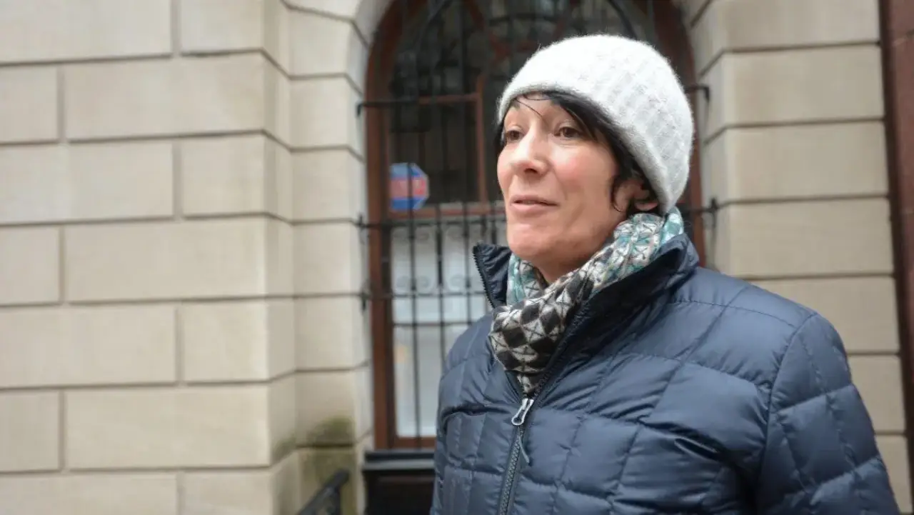 Ghislaine Maxwell se acoge a la Quinta Enmienda ante legisladores, pero dice que responderá preguntas si se le concede el indulto